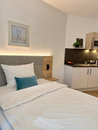 Katil atau katil-katil dalam bilik di Living & Serviced Apartments by Blauer Wolf