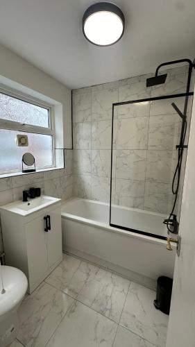 Ένα μπάνιο στο The Snug Nest - Modern 2 Bedroom Apartment