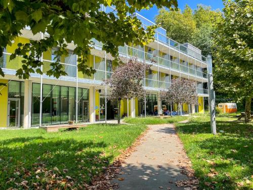 un edificio con un camino delante de él en UBA Hostel, en San Sebastián