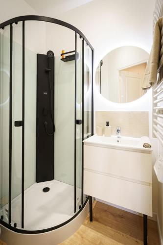 une salle de bain avec douche et lavabo dans l'établissement Stud Terra 2pers wifi city center, à Cambrai