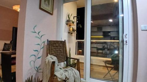 a chair sitting in a room with a window at Viraro Apart - Apto céntrico con estacionamiento in Salto