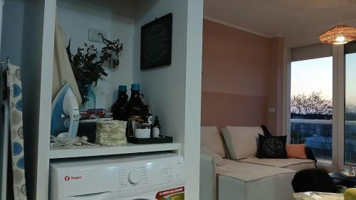 a kitchen with a washer and dryer in a room at Viraro Apart - Apto céntrico con estacionamiento in Salto