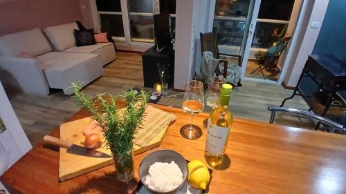 a table with a bottle of wine and glasses on it at Viraro Apart - Apto céntrico con estacionamiento in Salto