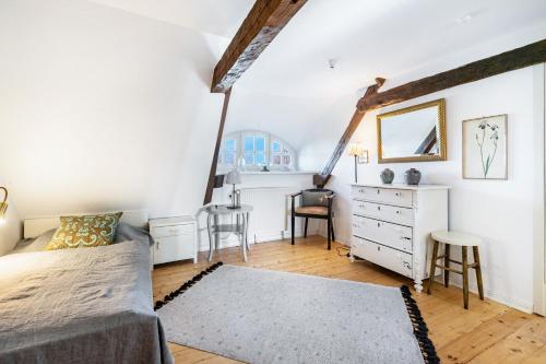 a bedroom with a bed and a dresser in a room at Reetdachhof Familie Dührsen in Norddeich