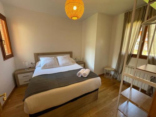 Postel nebo postele na pokoji v ubytování ACOGEDOR PISO EN SORT CON PISCINA