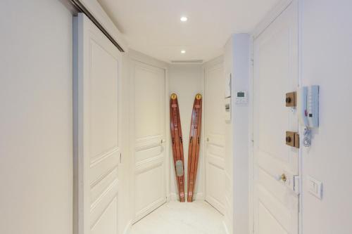 une chambre avec deux skis penchés contre un mur dans l'établissement Perrissol YourHostHelper, à Cannes