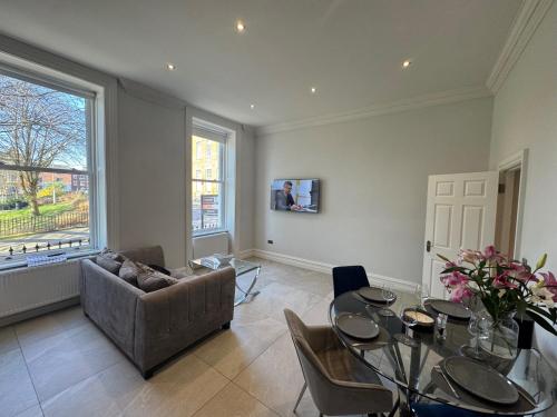 Χώρος καθιστικού στο Full Apartment with secure parking great views