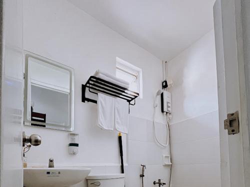 Ένα μπάνιο στο Deluxe Bedroom with free WiFi, Airconditioning, & Swimming Pool