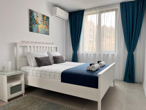 En eller flere senge i et værelse på Park Side Apartment Green Life Resort