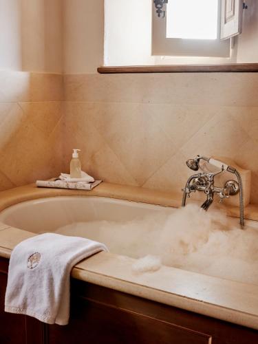 d'une baignoire avec un robinet à vapeur. dans l'établissement Fronsac, à Vieux-Mareuil