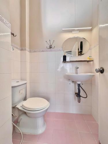 a bathroom with a toilet and a sink at BÊ TÔNG RESIDENCES HOMESTAY in Can Tho