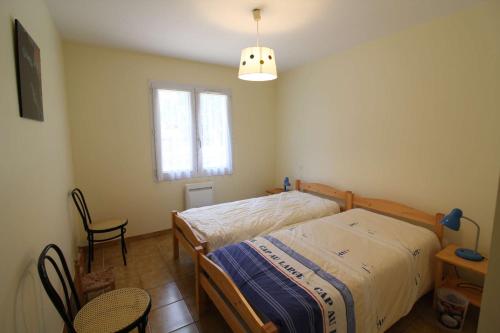 une petite chambre avec un lit et une fenêtre dans l'établissement Maison 5 pièces 6 couchages Saint Georges d'Oléron SGO000-684, à Saint-Georges-dʼOléron