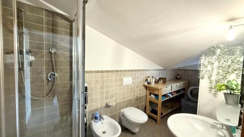 Koupelna v ubytování CN004 - Cesenatico, nuovo attico con terrazza e vasca idromassaggio