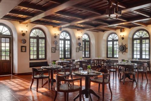 Un restaurante o sitio para comer en Brunton Boatyard - A CGH Earth Experience