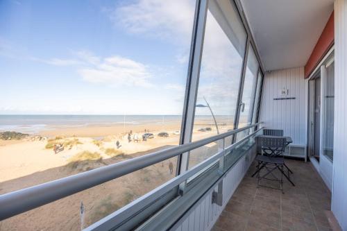 Elle comprend un balcon offrant une vue sur la plage. dans l'établissement Les Marinas front of the beach, à Courseulles-sur-Mer