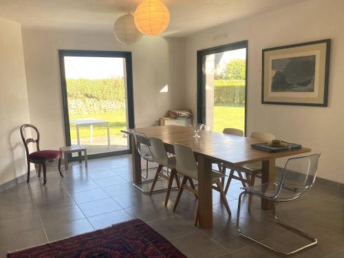 une salle à manger avec une table et des chaises en bois dans l'établissement Superbe villa avec WIFI et grand jardin à 300m de la plage à l'Ile Grande, proche Club Nautique - FR-1-368-129, à Pleumeur-Bodou