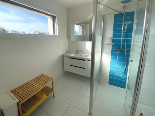 une salle de bain avec un lavabo et une douche en verre dans l'établissement Superbe villa avec WIFI et grand jardin à 300m de la plage à l'Ile Grande, proche Club Nautique - FR-1-368-129, à Pleumeur-Bodou