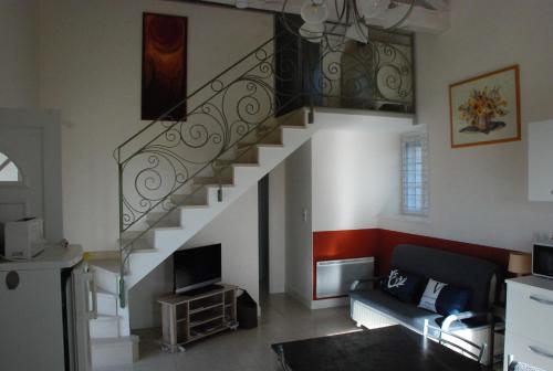 un salon avec un escalier dans un salon dans l'établissement COQUETTE MAISON, à Tocane-Saint-Apre