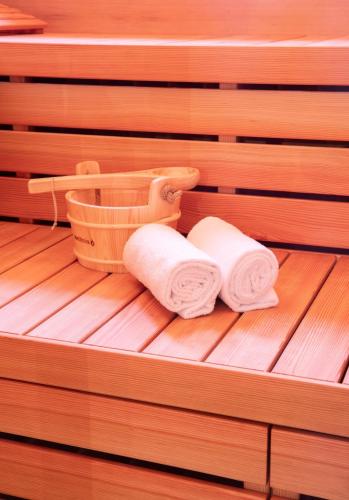 two towels and a basket in a sauna at Residence Vivaldi in Winterberg