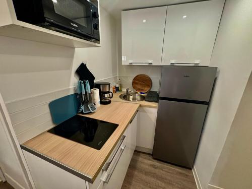 Il comprend une petite cuisine équipée d'un réfrigérateur et d'un comptoir. dans l'établissement Joyeuse Escale à la Gare - 368, à Rouen