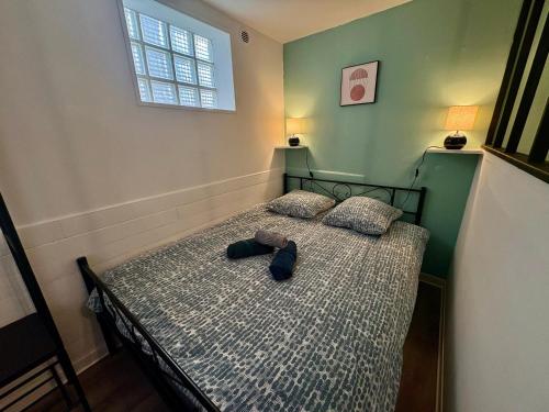 une chambre avec un lit avec un ours en peluche dessus dans l'établissement Joyeuse Escale à la Gare - 368, à Rouen