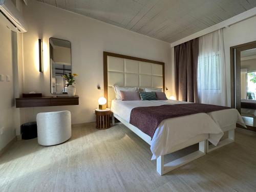 Postel nebo postele na pokoji v ubytování King Jason Paphos - Designed for Adults by Louis Hotels