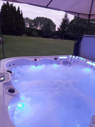 Фотография из галереи Luxury New Forest Holiday Home with Pool and Hot tub в городе Рингвуд