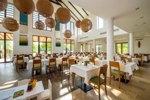 A restaurant or other place to eat at Tisza Balneum Hotel