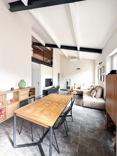 un salon avec une table et un canapé dans l'établissement L'Escale - Clim- Parking - Wi-Fi, à Cassis