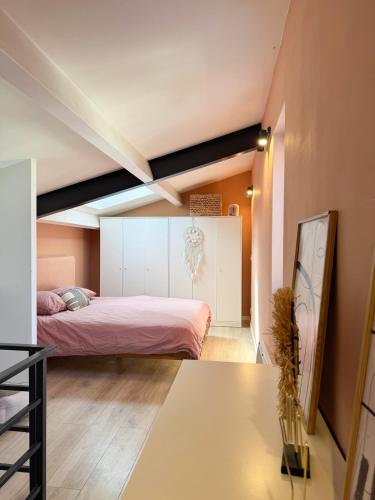 une chambre avec deux lits dans une pièce dans l'établissement L'Escale - Clim- Parking - Wi-Fi, à Cassis