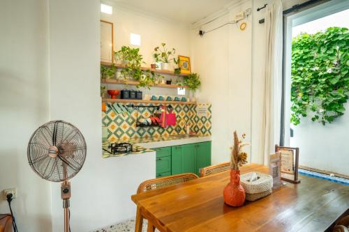 Dapur atau dapur kecil di Roemah Renjana Oasis