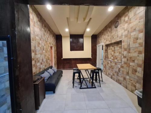 a living room with a couch and a table at departamento puente 5 personas in Matamoros