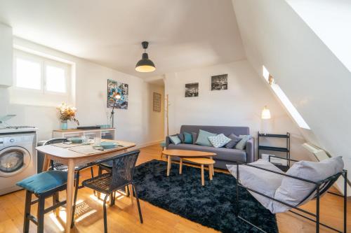 un salon avec un canapé et une table dans l'établissement Le Céleste Wifi Sacré-Cœur, à Paris