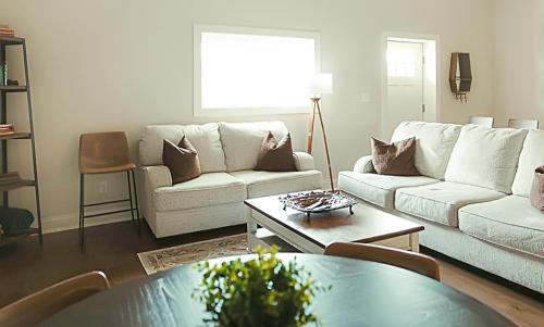 Fotografie z fotogalerie ubytování Spacious Freshly Renovated Townhome - City Side v destinaci Loudon