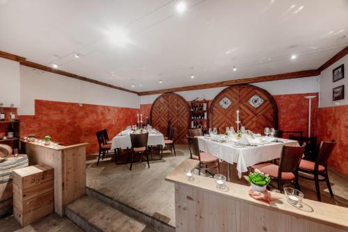 a restaurant with tables and chairs in a room at Hotel Stern Chur in Chur