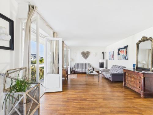 un salon avec un canapé et une table dans l'établissement -Voltaire- Un havre de paix a deux pas de la plage, à Concarneau