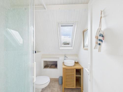 une salle de bain avec toilettes et lavabo dans l'établissement -Voltaire- Un havre de paix a deux pas de la plage, à Concarneau