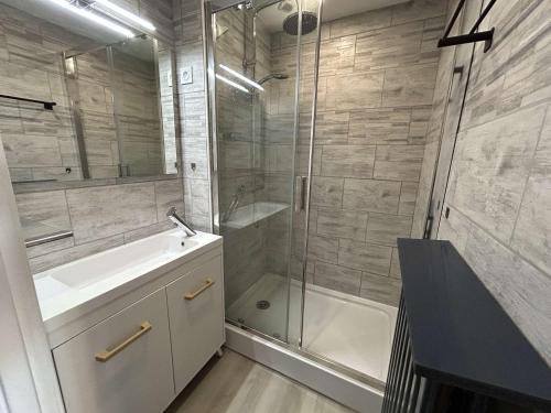 une salle de bain avec une douche, un lavabo et une baignoire dans l'établissement Appartement rénové, 4 couchages, proche plage et commerces, parking privé, Port Camargue - FR-1-250-44, au Grau-du-Roi