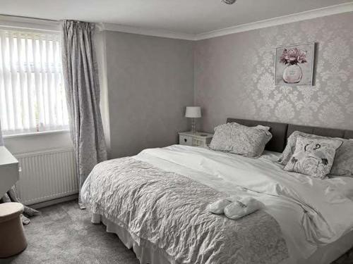 un dormitorio con una cama y una ventana en 2 Bed-Sleeps 4-Parking-Beachside-Golf Access, en Southport