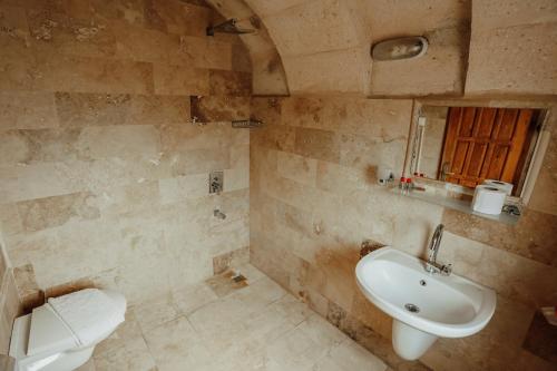 un baño con lavabo e inodoro en Kookaburra Hotel, en Göreme