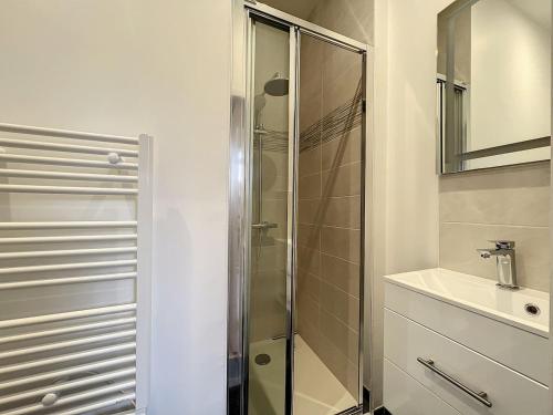 une salle de bain avec une douche en verre et un lavabo dans l'établissement Studio le Glinglin - proche gare, à Saint-Brieuc