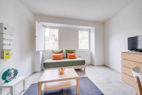 un salon avec un canapé et une télévision dans l'établissement Charmant studio à Bordeaux, à Bordeaux