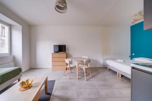 une chambre avec un lit, une table et des chaises dans l'établissement Charmant studio à Bordeaux, à Bordeaux