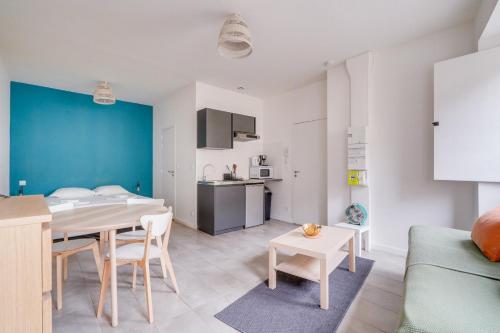 une cuisine et un salon avec une table et une salle à manger dans l'établissement Charmant studio à Bordeaux, à Bordeaux