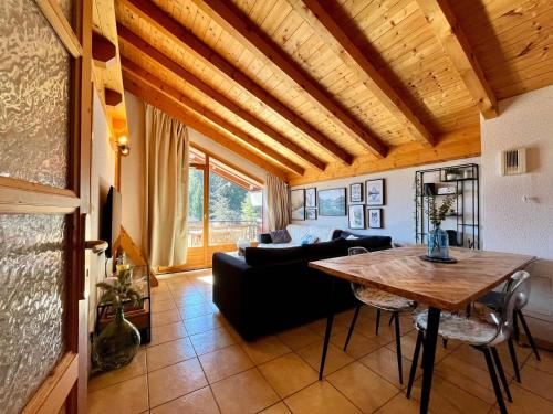 un salon avec un canapé et une table dans l'établissement Appartement cosy avec balcon, proche du centre et skibus, garage inclus - FR-1-624-112, à Samoëns