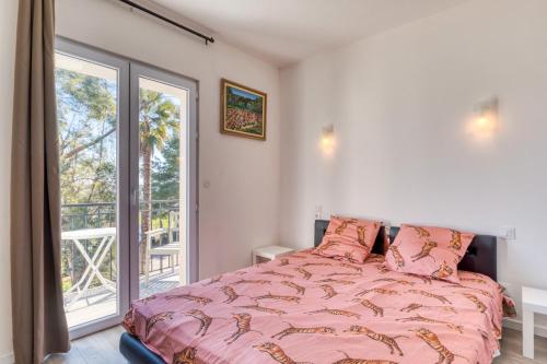 Un dormitorio con una cama y una ventana grande. en Appartement 4 personnes, en Balaruc-le-Vieux