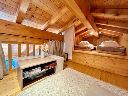 - un salon avec des murs et un plafond en bois dans l'établissement Appartement cosy avec balcon, proche du centre et skibus, garage inclus - FR-1-624-112, à Samoëns