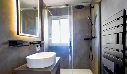 une salle de bain avec un lavabo et une douche dans l'établissement Rooftop with a Seaview, à Saint-Tropez