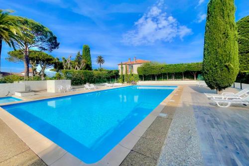 - une piscine dans une villa avec des arbres dans l'établissement Rooftop with a Seaview, à Saint-Tropez