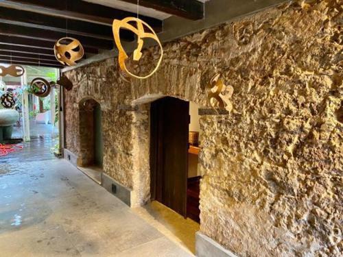 a room with a stone wall with a stone wall at Cas'Amazonia Brasil in Belém